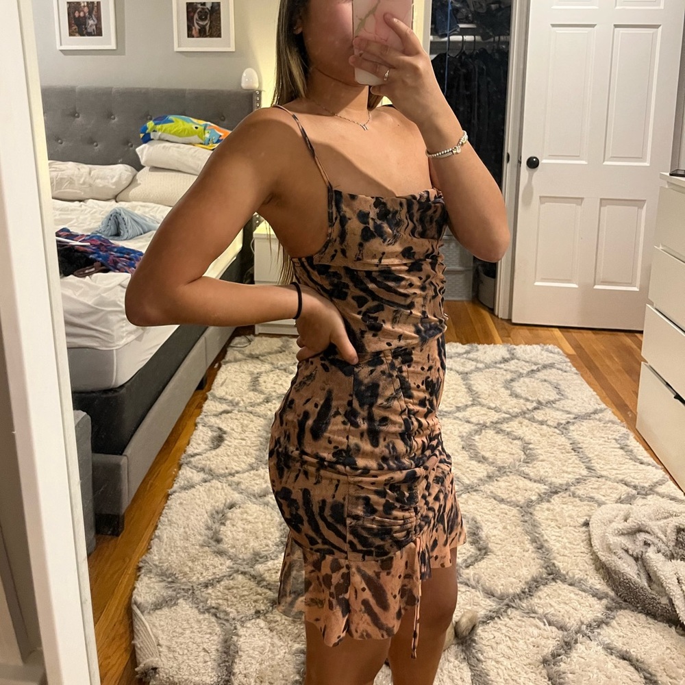 PrettyLittleThing Mesh Tie Dye Print Ruched Bodycon Dress - Picture 3 of 7